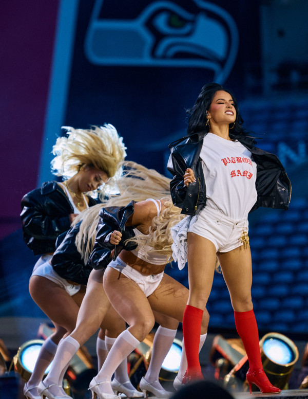 Becky G ouvre Karol G à Seattle en micro-short blanc