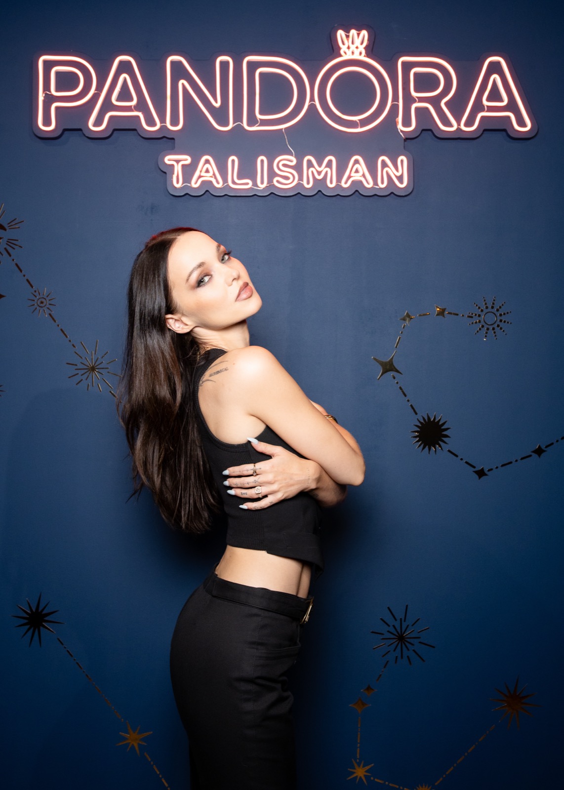 Dove Cameron chez Pandora, son talisman préfère clairement la taille basse