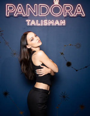 Dove Cameron chez Pandora, son talisman préfère clairement la taille basse