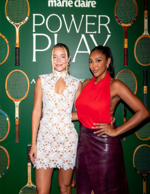 Olivia Ponton à New York, mini-robe ajourée et décolleté bien placé