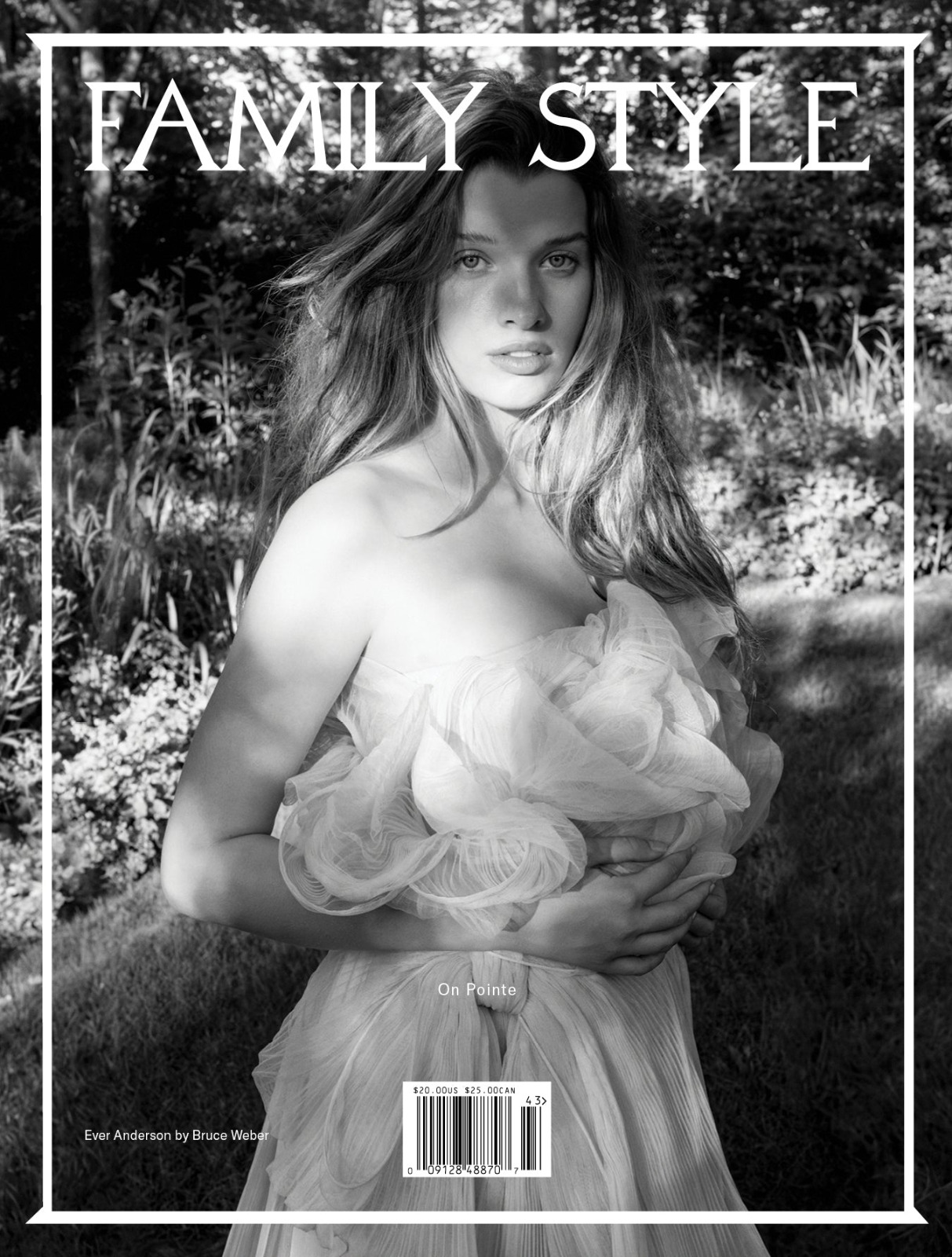 Ever Anderson en couverture, épaules nues sous une avalanche de tulle
