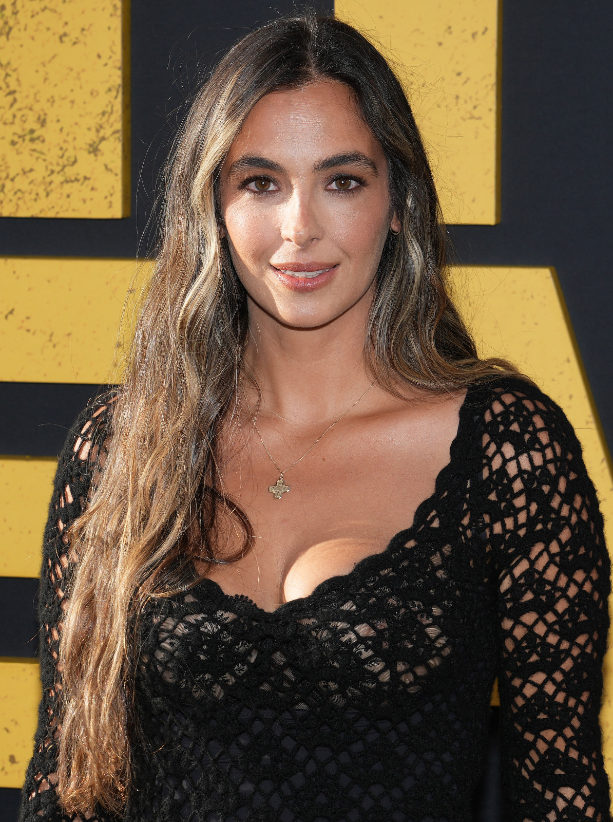 Alanna Masterson à l’avant-première, robe transparente et décolleté sans détour