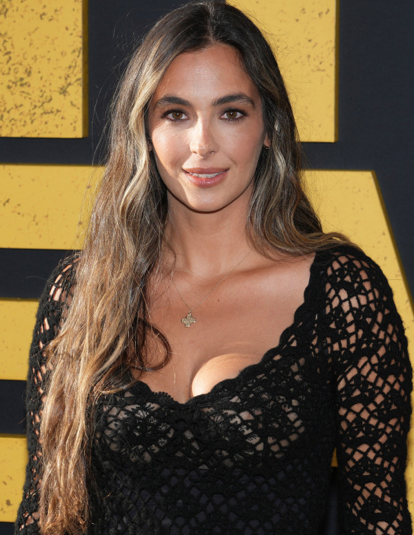Alanna Masterson à l’avant-première, robe transparente et décolleté sans détour