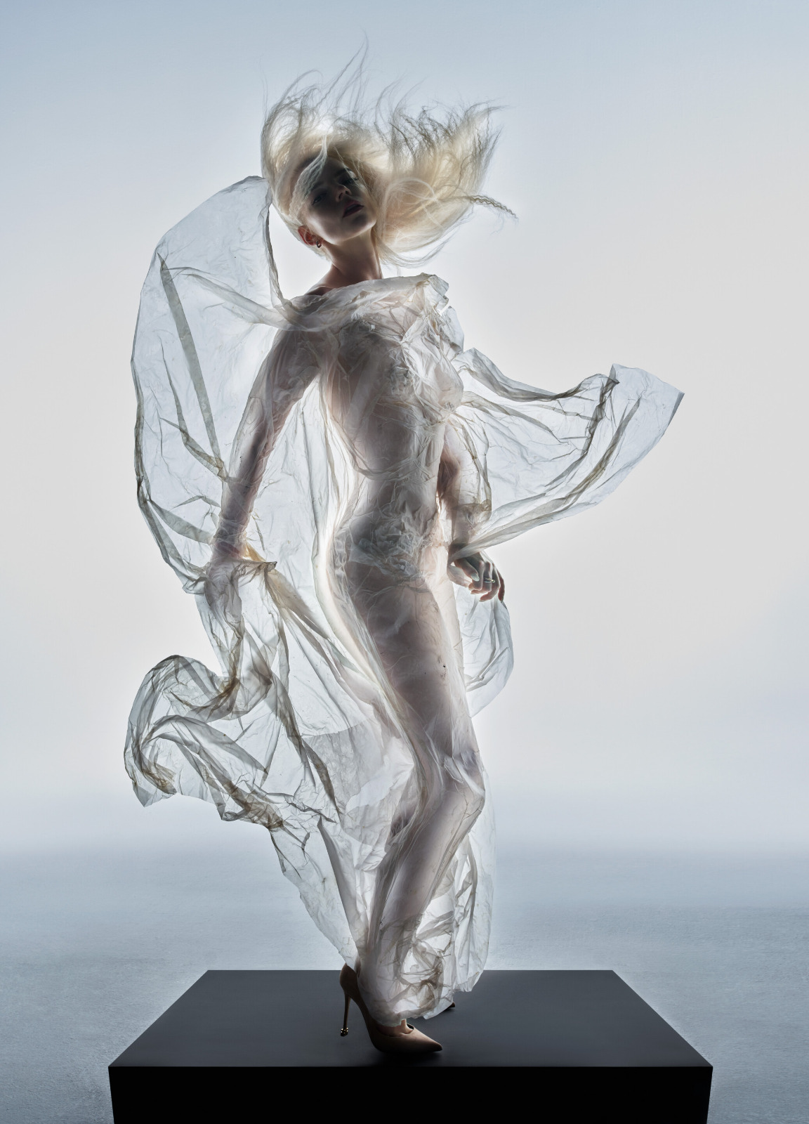 Anya Taylor-Joy dans V Magazine, le blanc joue à cache-cache