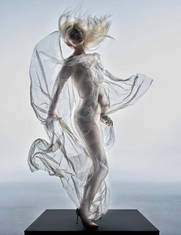 Anya Taylor-Joy dans V Magazine, le blanc joue à cache-cache