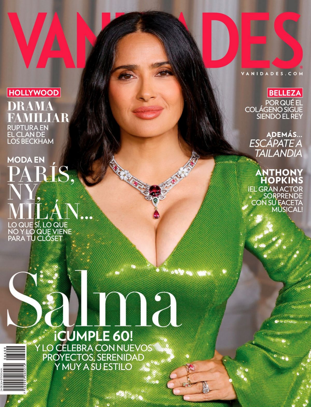 Salma Hayek en couverture, robe verte brillante et décolleté sans complexe