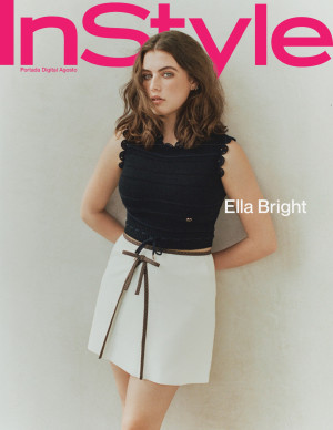 Ella Bright pour InStyle Mexico, mini-jupe blanche et jambes nues