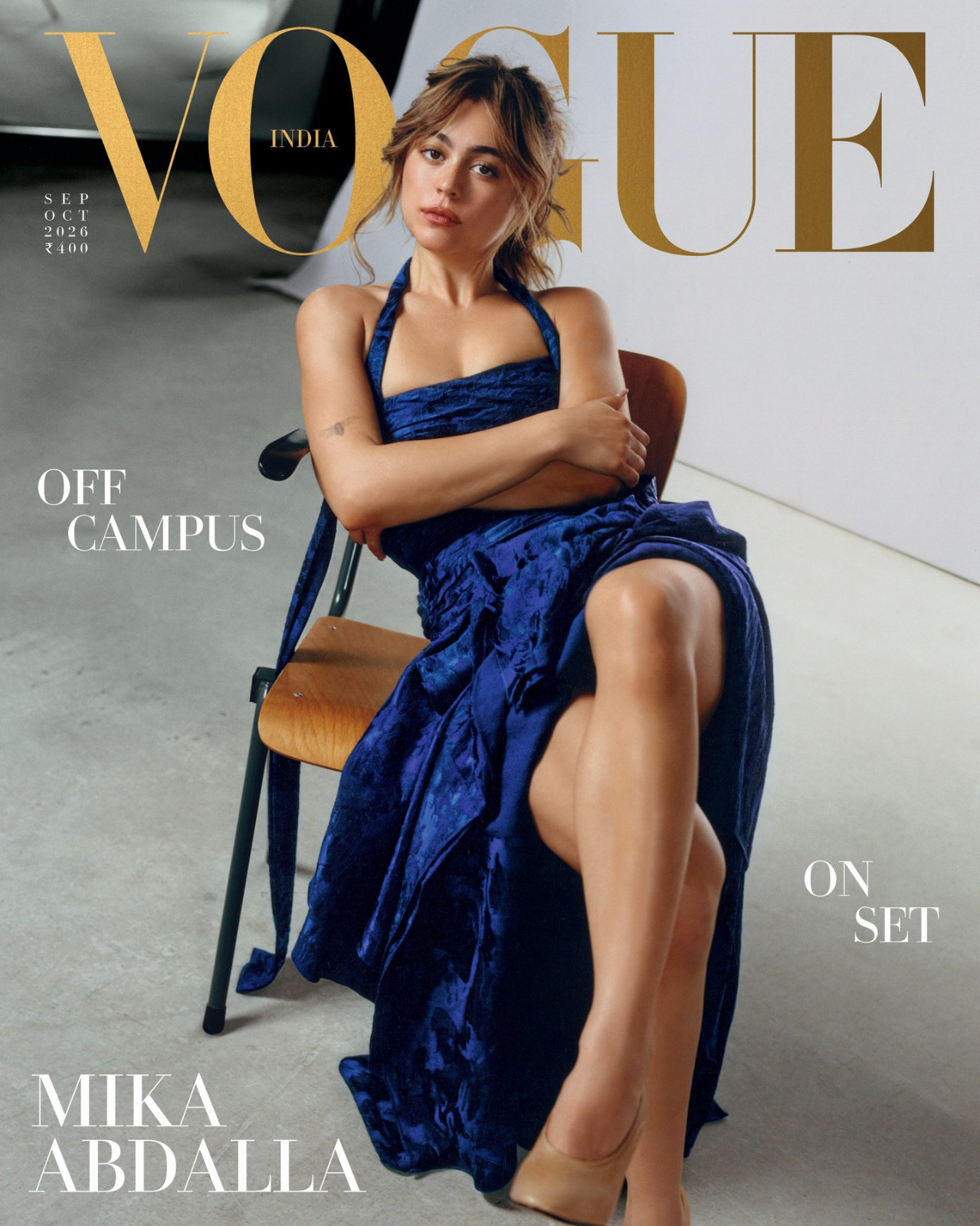 Mika Abdalla pour Vogue India, robe bleue fendue et jambe nue