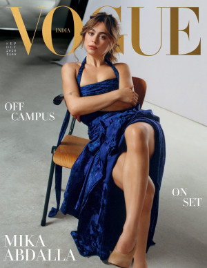 Mika Abdalla pour Vogue India, robe bleue fendue et jambe nue