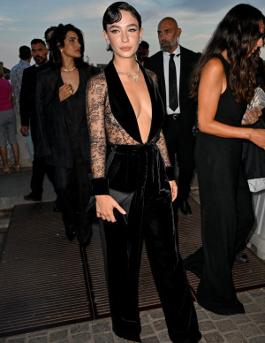 Matilda De Angelis sert la dentelle noire au dîner Armani Beauty