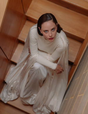 Kaya Scodelario joue la déesse blanche pour The Italian Rêve