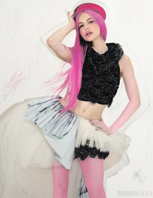 Adéla transforme Teen Vogue en atelier pop à cheveux roses