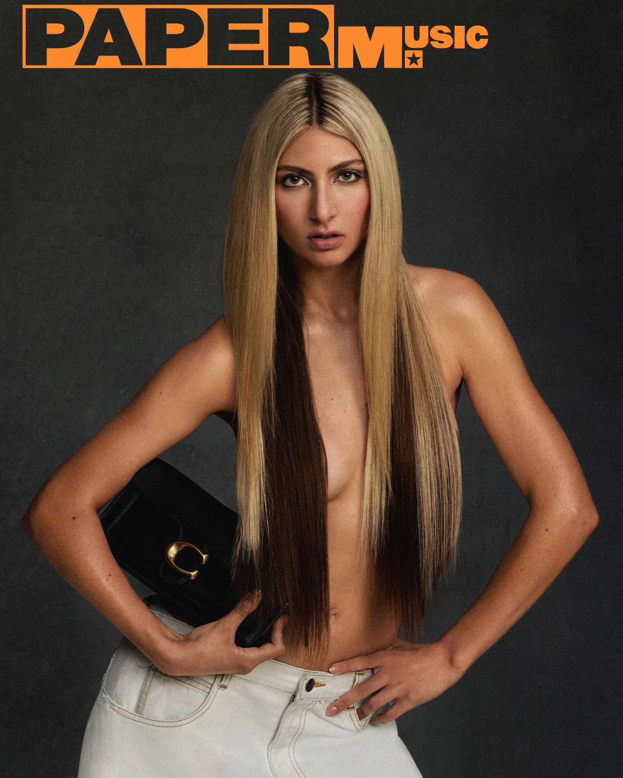 Blu DeTiger chez PAPER Magazine, poitrine cachée par sa crinière blonde