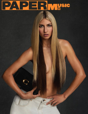 Blu DeTiger chez PAPER Magazine, poitrine cachée par sa crinière blonde