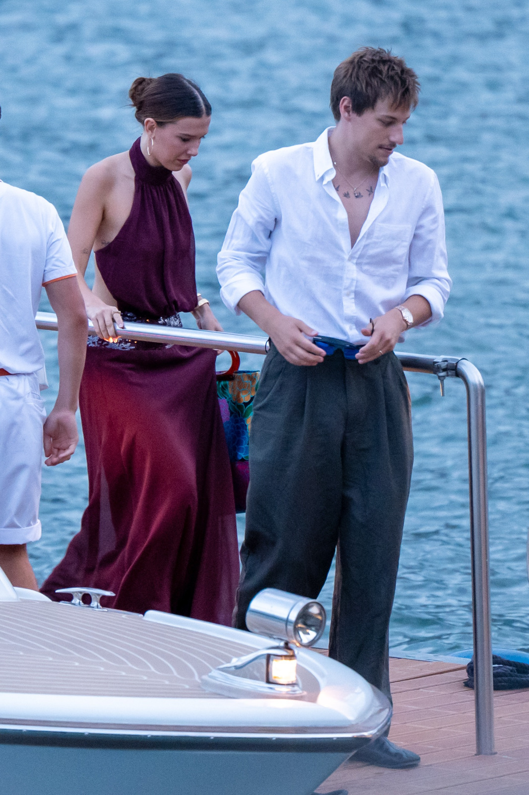 Millie Bobby Brown transforme le ponton du lac de Côme en podium