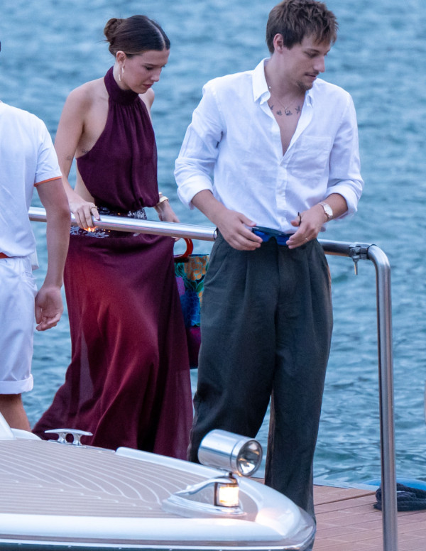 Millie Bobby Brown transforme le ponton du lac de Côme en podium