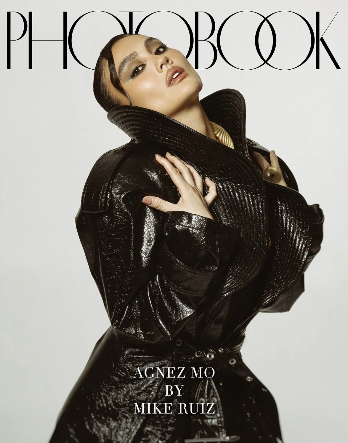 Agnez Mo chez Photobook Magazine, lingerie noire sous trench rouge