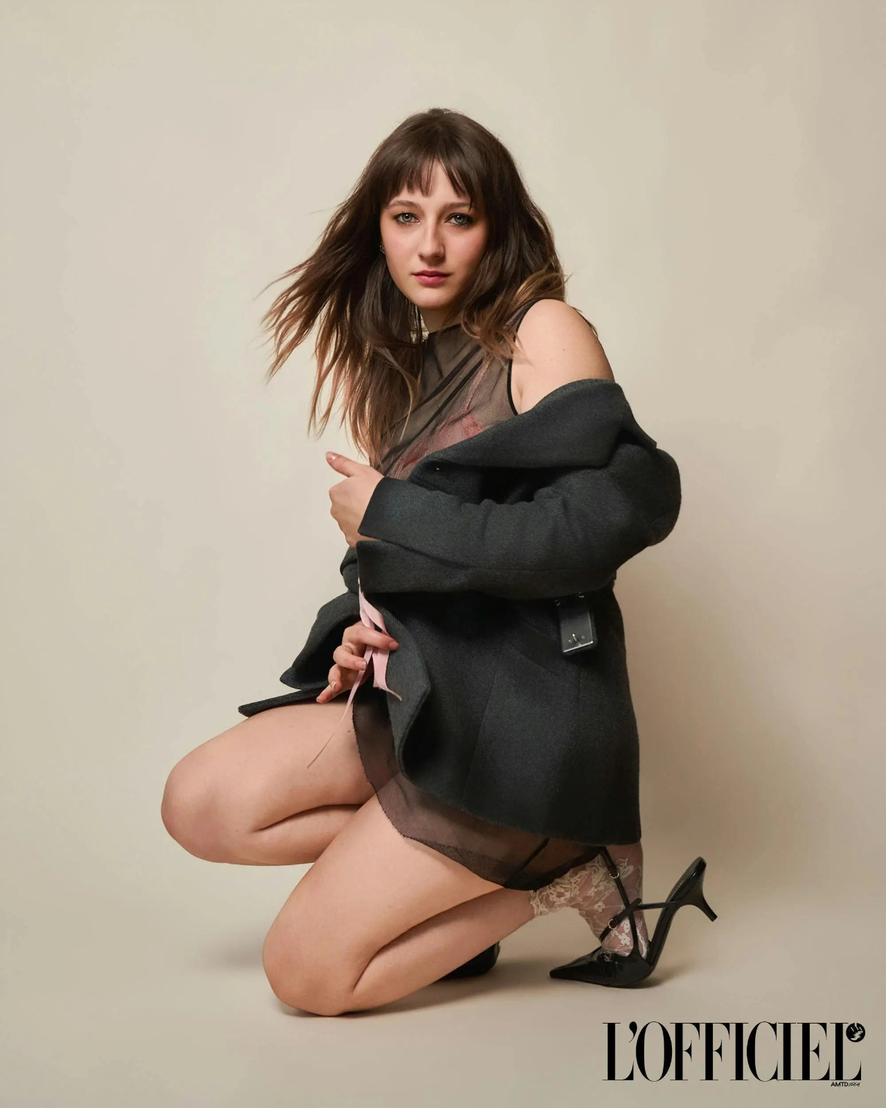 Lily Collias chez L’Officiel USA ose lingerie visible et manteau ouvert