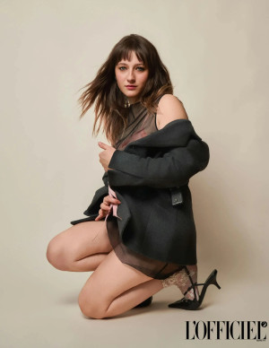 Lily Collias chez L’Officiel USA ose lingerie visible et manteau ouvert
