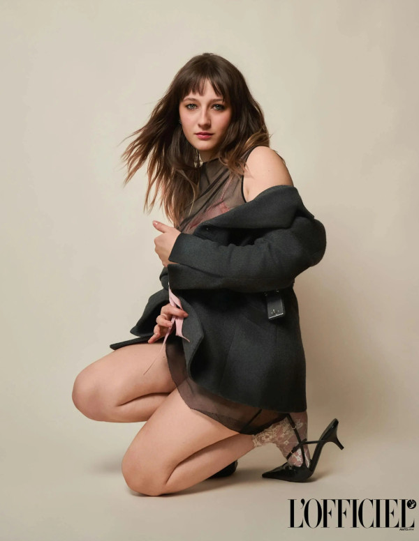 Lily Collias chez L’Officiel USA ose lingerie visible et manteau ouvert