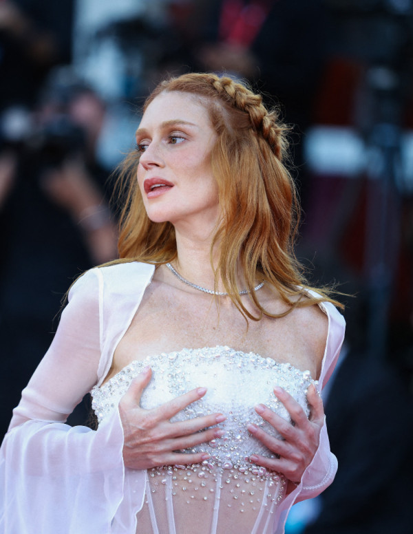 Marina Ruy Barbosa à Venise, taille nue sous corset cristallin