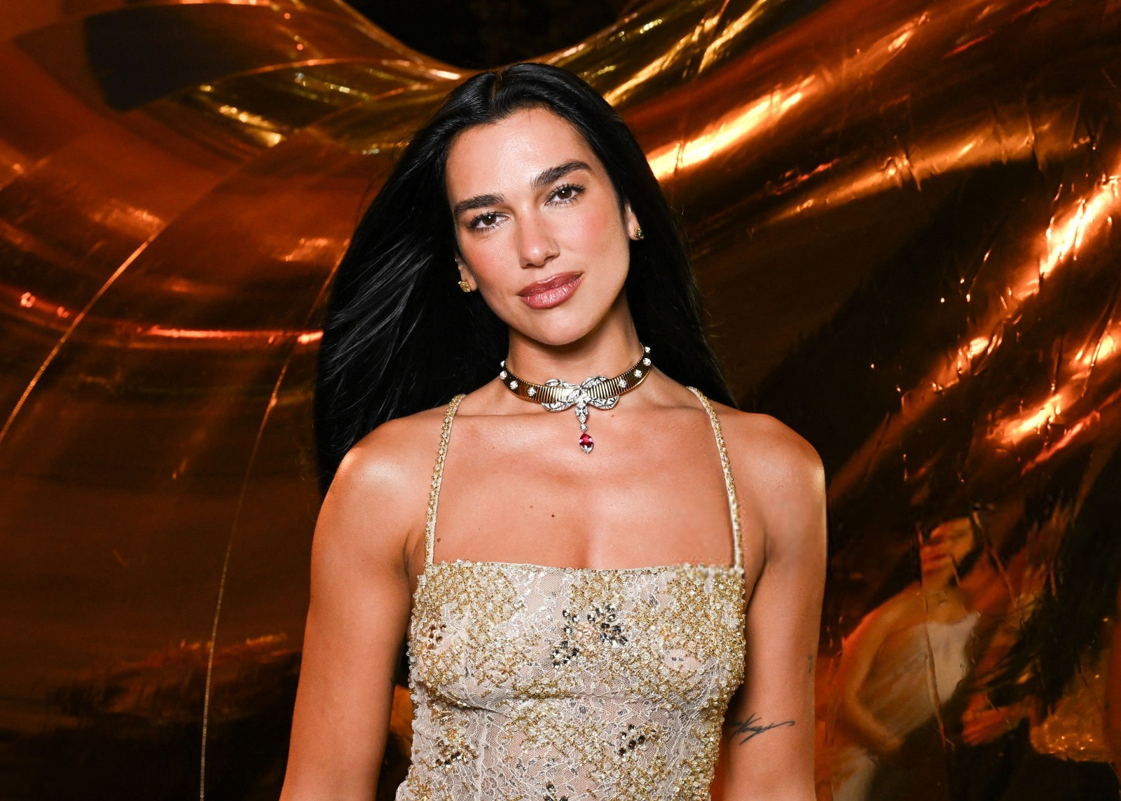 Dua Lipa chez BVLGARI, corset scintillant et pantalon noir ultra chic