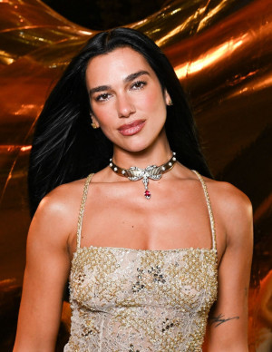 Dua Lipa chez BVLGARI, corset scintillant et pantalon noir ultra chic