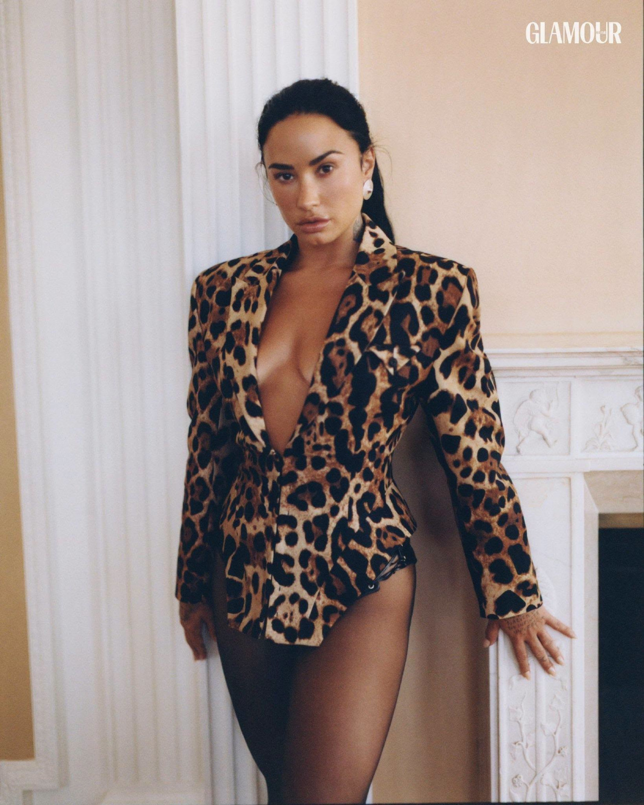 Demi Lovato ouvre grand le blazer léopard pour Glamour Brasil
