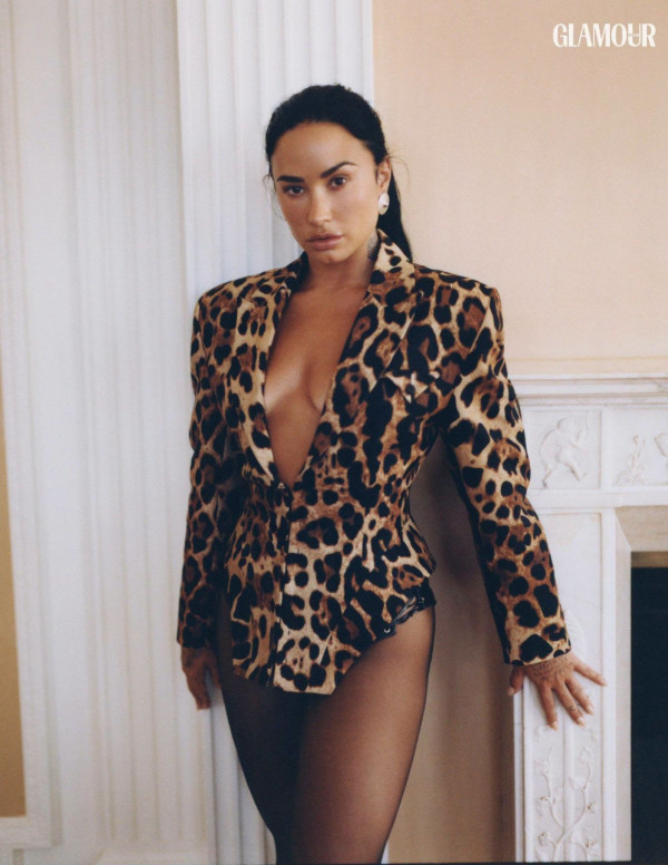 Demi Lovato ouvre grand le blazer léopard pour Glamour Brasil