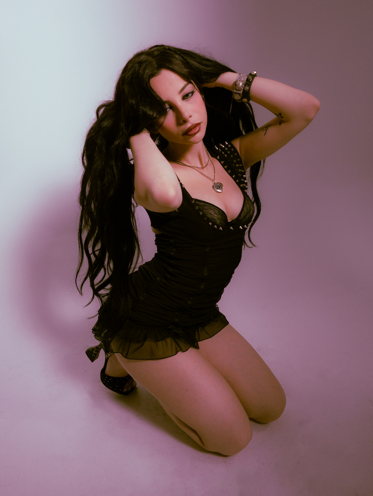 Ellise Gitas pose pour Mundane Magazine en dentelle noire transparente