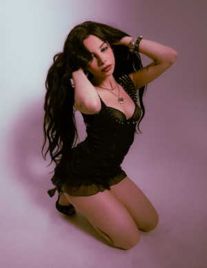 Ellise Gitas pose pour Mundane Magazine en dentelle noire transparente