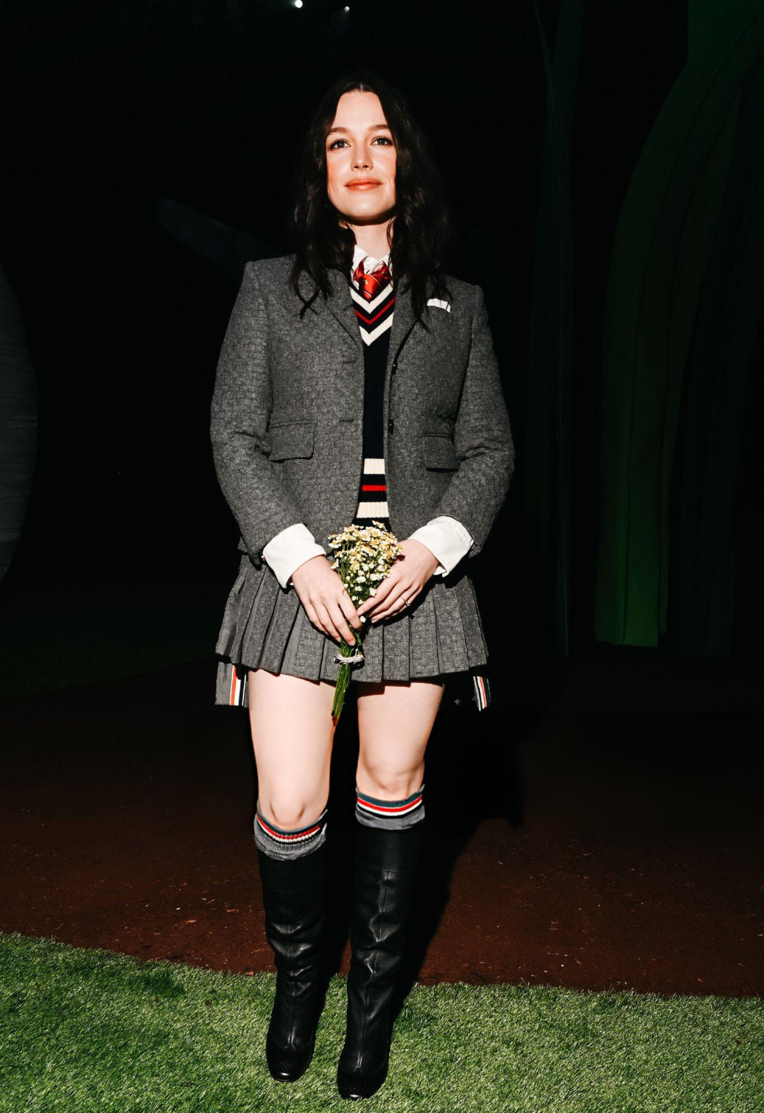 À la Fashion Week, Victoria Pedretti raccourcit franchement l’uniforme Thom Browne