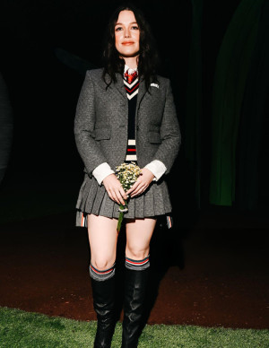 À la Fashion Week, Victoria Pedretti raccourcit franchement l’uniforme Thom Browne