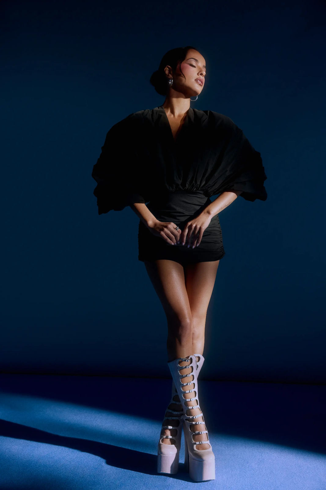 Becky G dévoile ses jambes sous une mini-robe noire spectaculaire