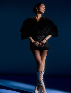 Becky G dévoile ses jambes sous une mini-robe noire spectaculaire