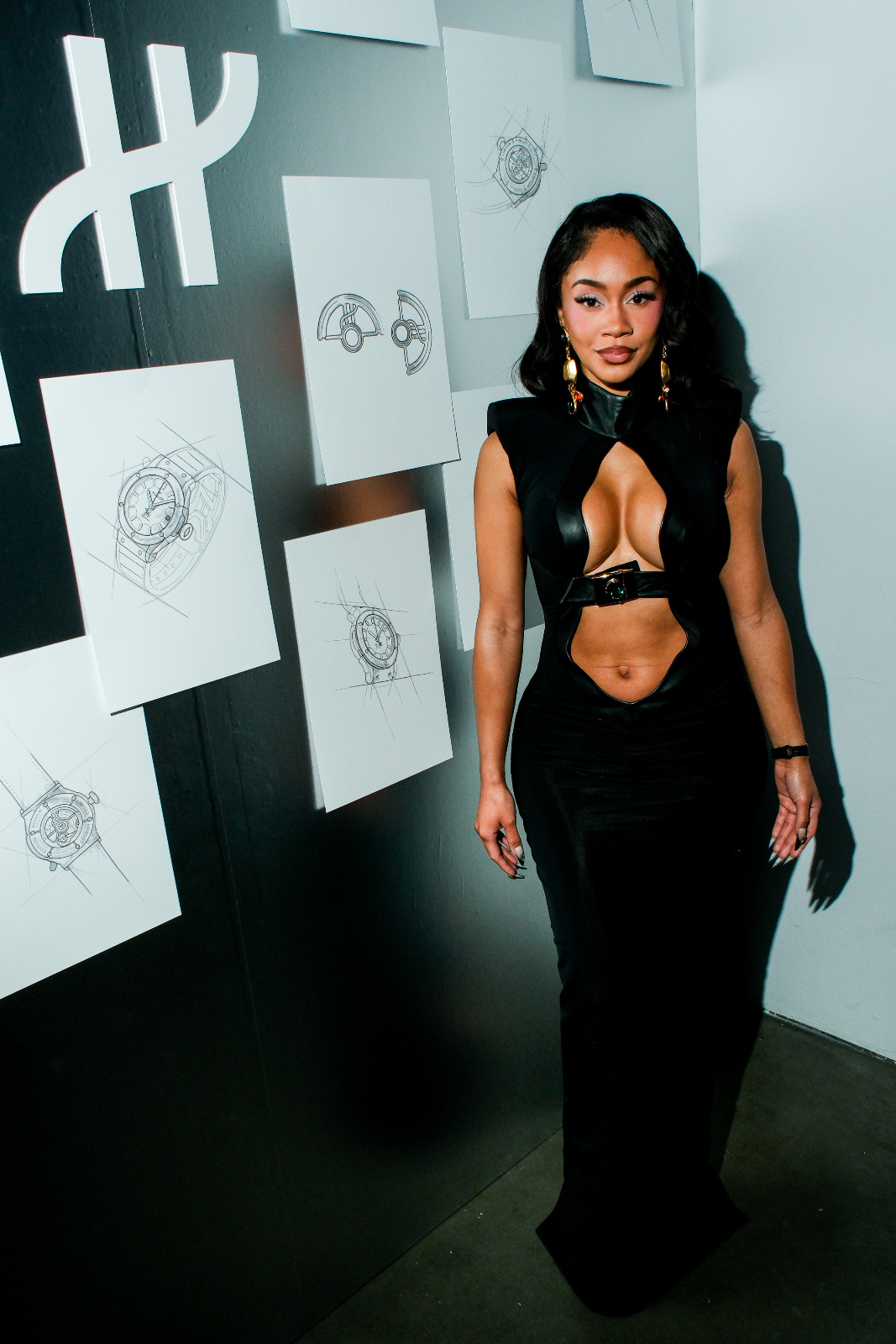 Saweetie défie Balloon Dog avec une robe noire très ajourée