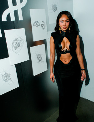 Saweetie défie Balloon Dog avec une robe noire très ajourée