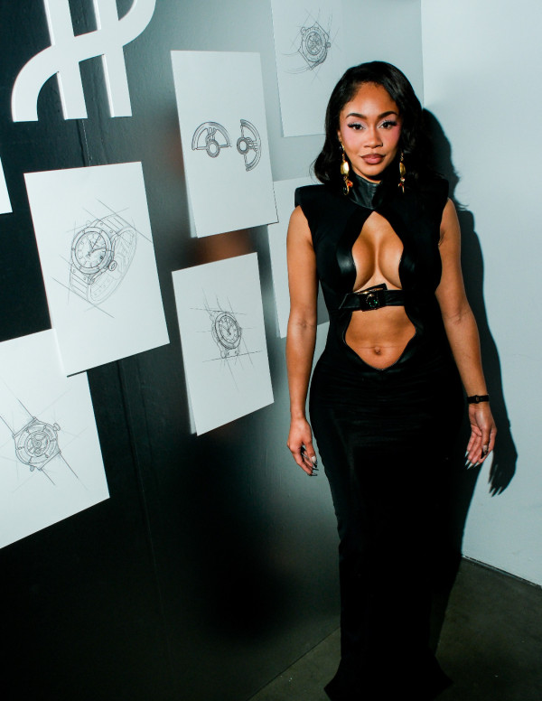 Saweetie défie Balloon Dog avec une robe noire très ajourée
