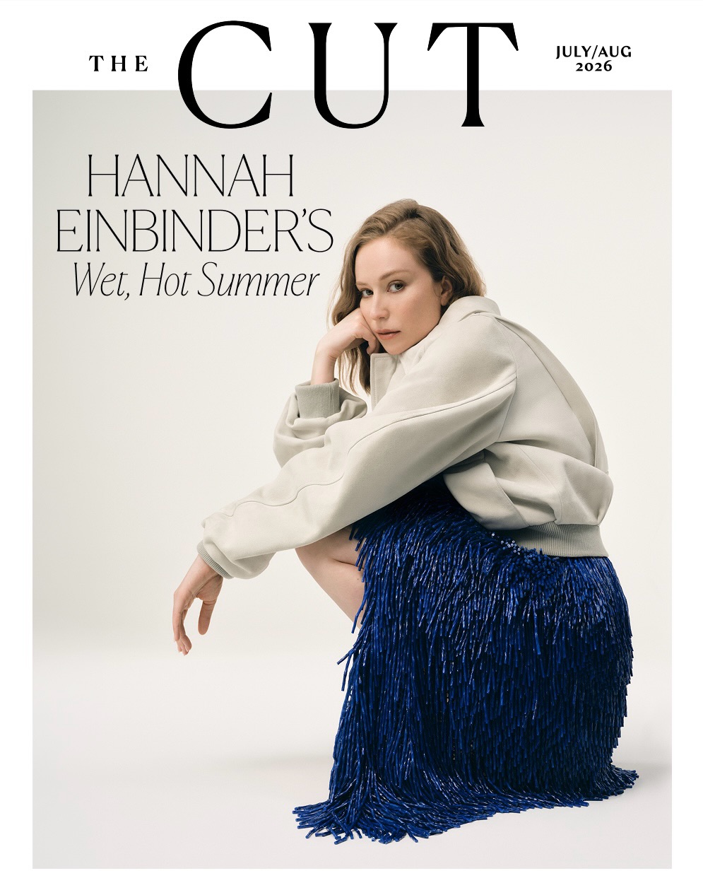 Pour The Cut, Hannah Einbinder allonge ses jambes en talons blancs