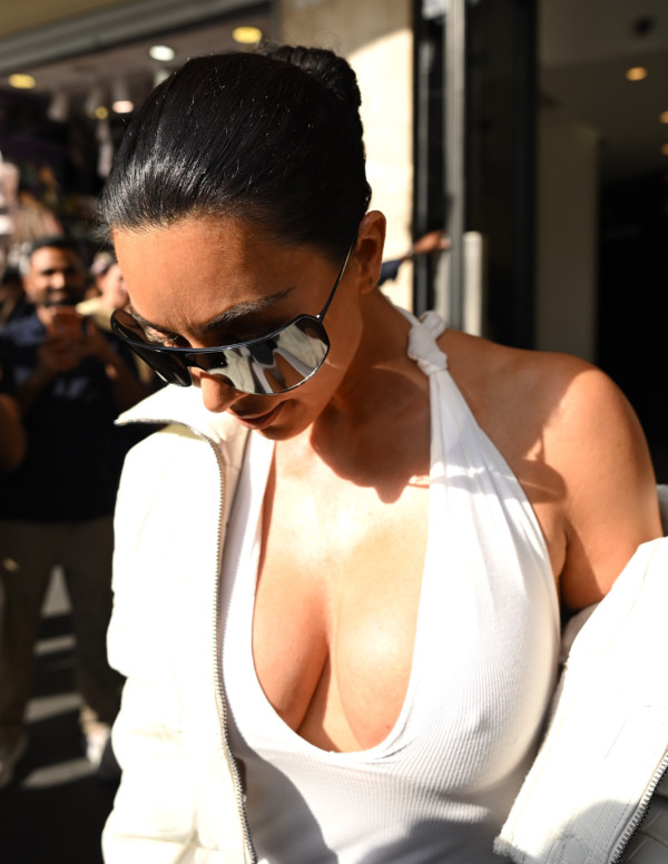 Kim Kardashian à Paris en robe blanche au décolleté vertigineux