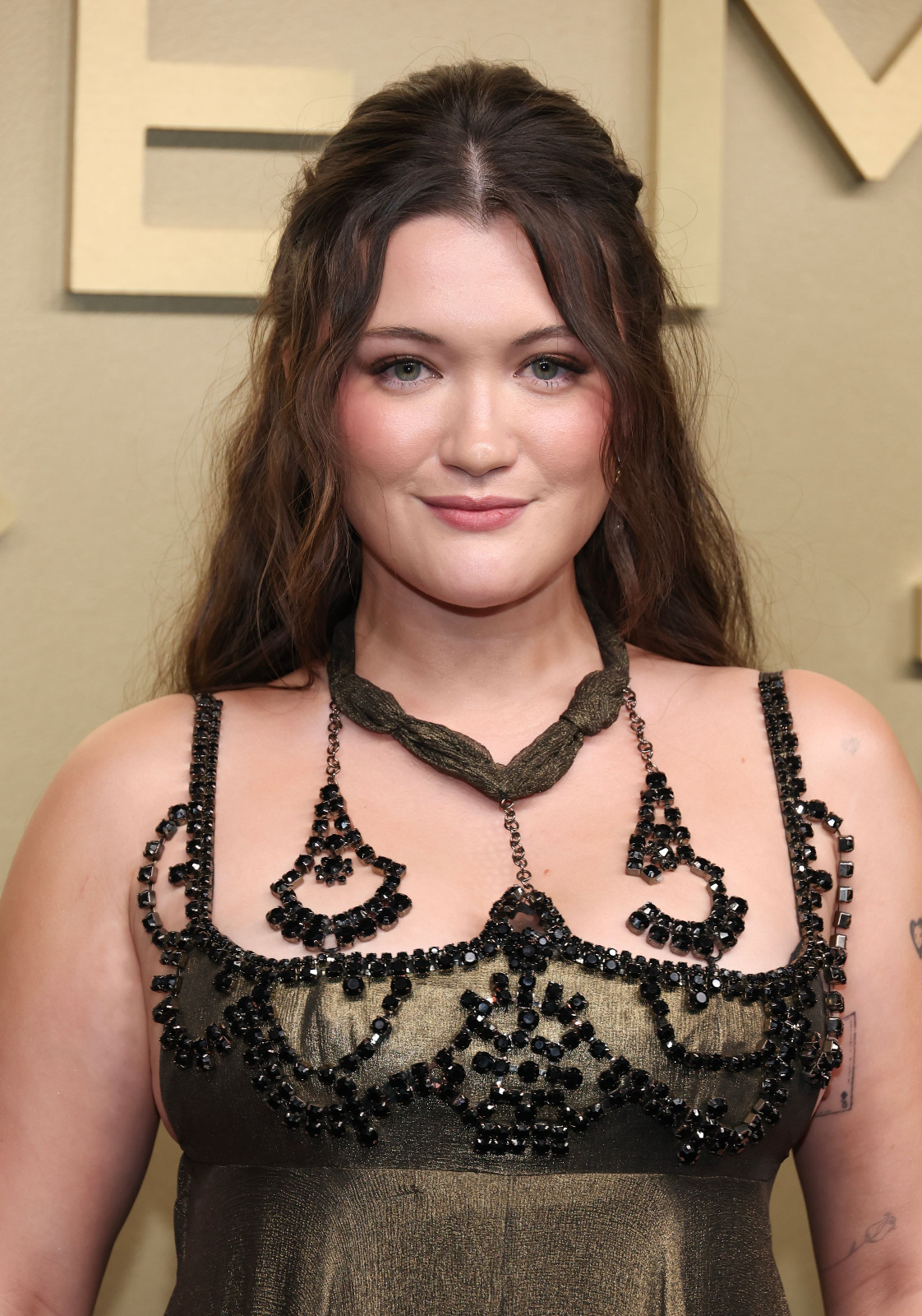Aux Emmy Awards, Isa Briones transforme son décolleté en joaillerie