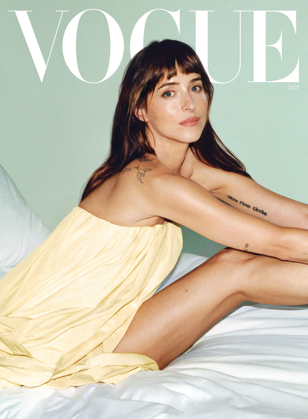Dakota Johnson plonge habillée dans la piscine pour Vogue d’octobre