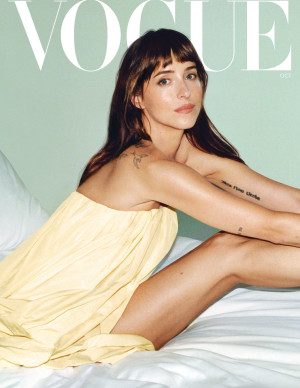 Dakota Johnson plonge habillée dans la piscine pour Vogue d’octobre