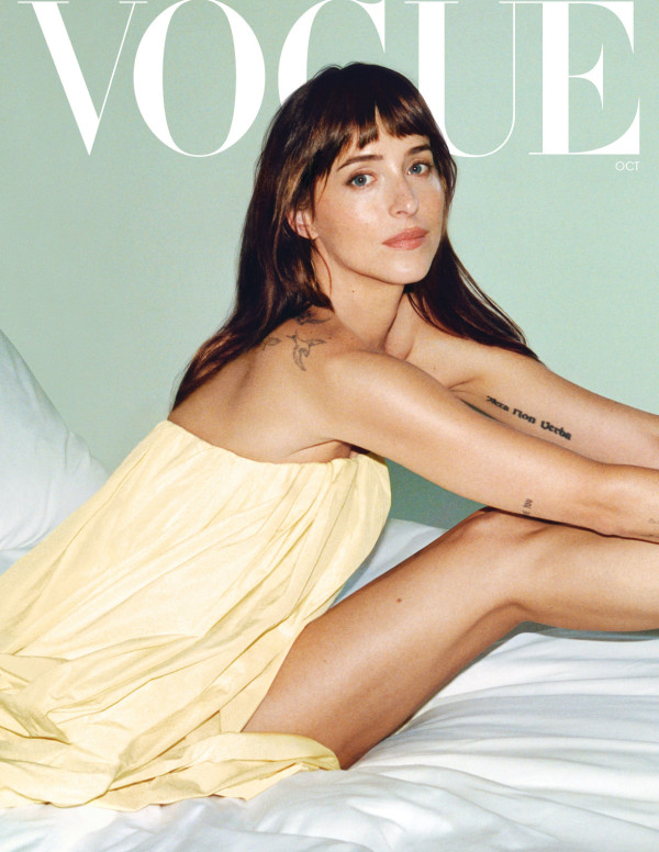 Dakota Johnson plonge habillée dans la piscine pour Vogue d’octobre