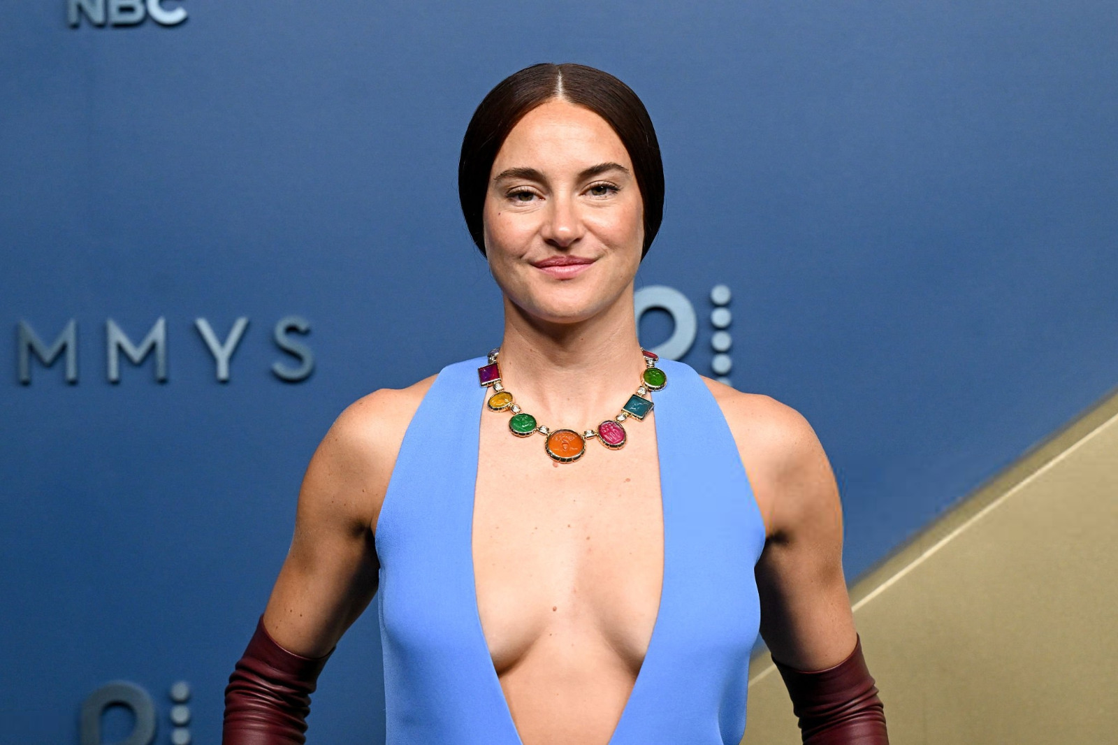Shailene Woodley aux Emmy Awards plonge franchement dans son décolleté bleu