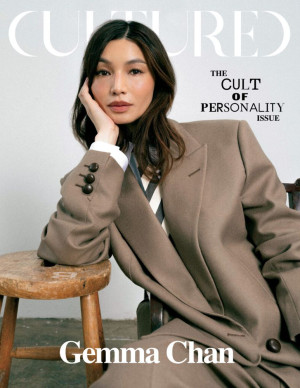 Gemma Chan impose ses épaules nues dans Cultured Magazine très arty