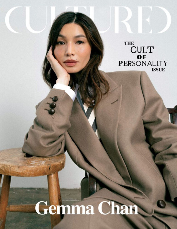 Gemma Chan impose ses épaules nues dans Cultured Magazine très arty