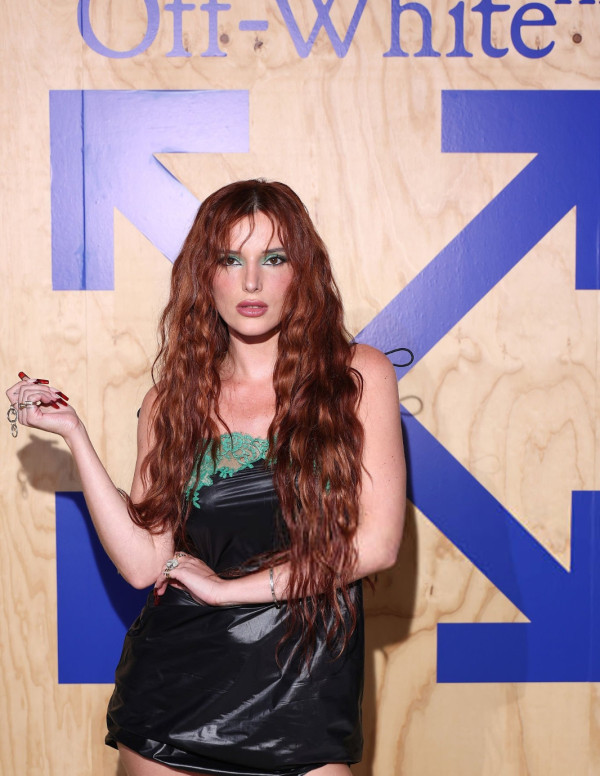 Bella Thorne chez Off-White, dentelle verte et jambes en liberté