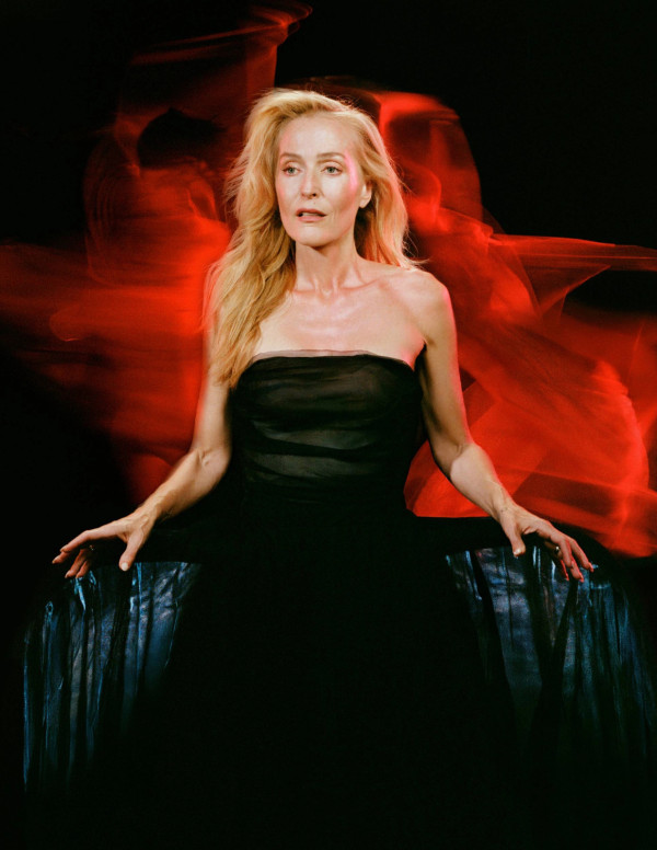 Gillian Anderson dans PAPER, dentelle noire et décolleté en clair-obscur