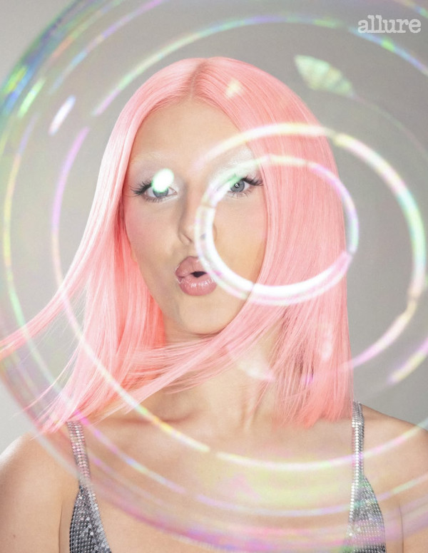 Zara Larsson souffle les 30 ans d’Allure dans une bulle